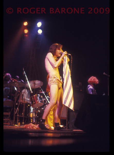Kinks' Ray Davies Performs in Underwear at The Spectrum (4/21/1975)